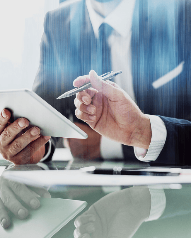 Empresários trabalhando com tablet e documentos